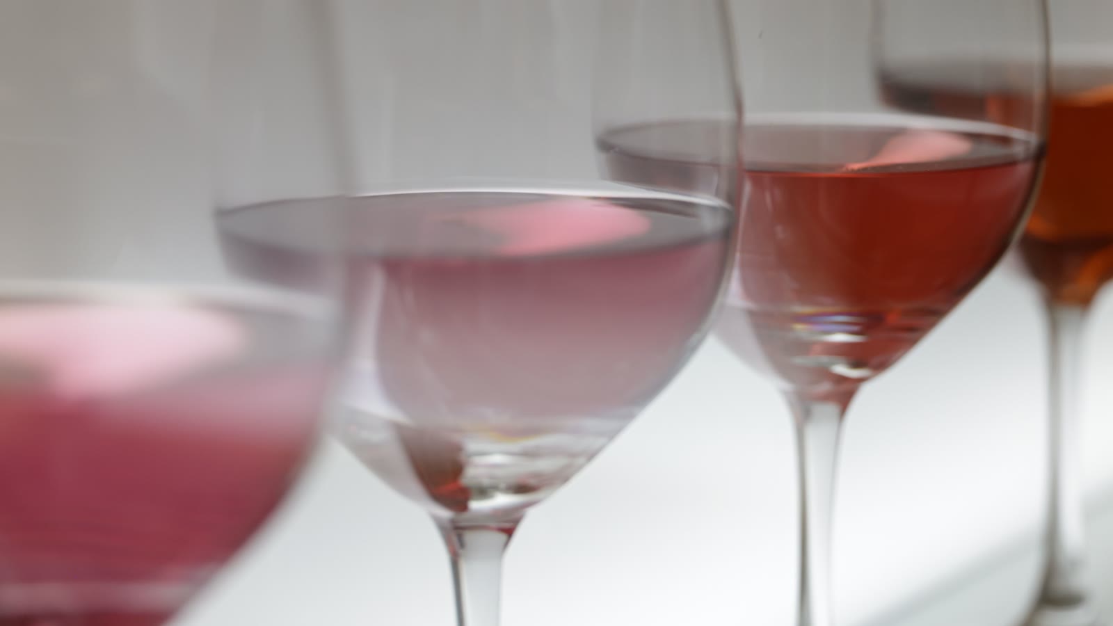 Glas med rosévin på række