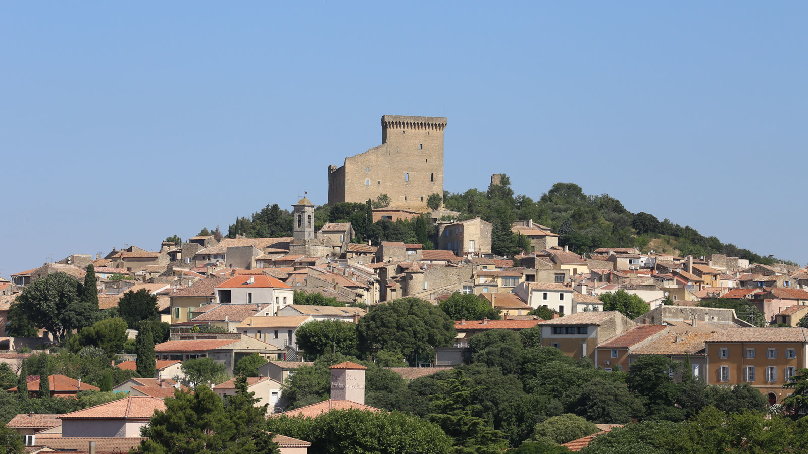 Landsbyen Châteauneuf-du-Pape med borgruinen på toppen