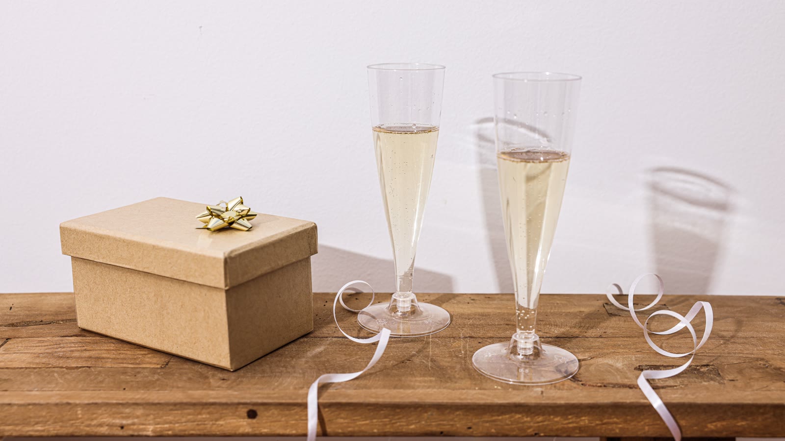 Gaveæske og to champagneglas på et træbord