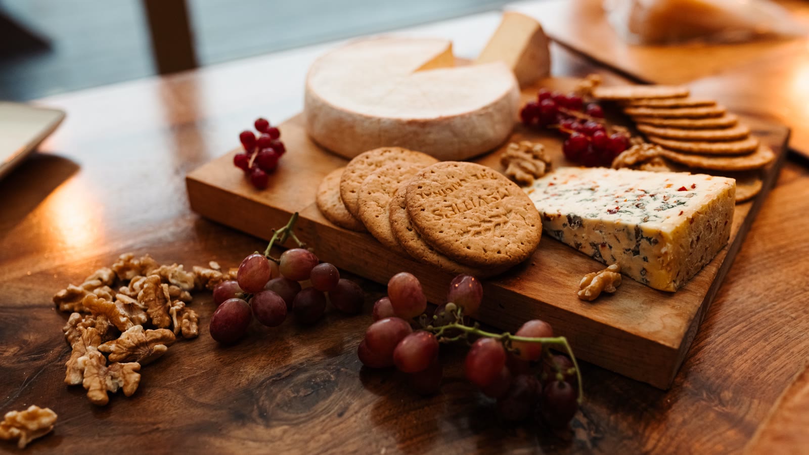 Ostebord med blåskimmelost, brie, druer, valnødder og kiks