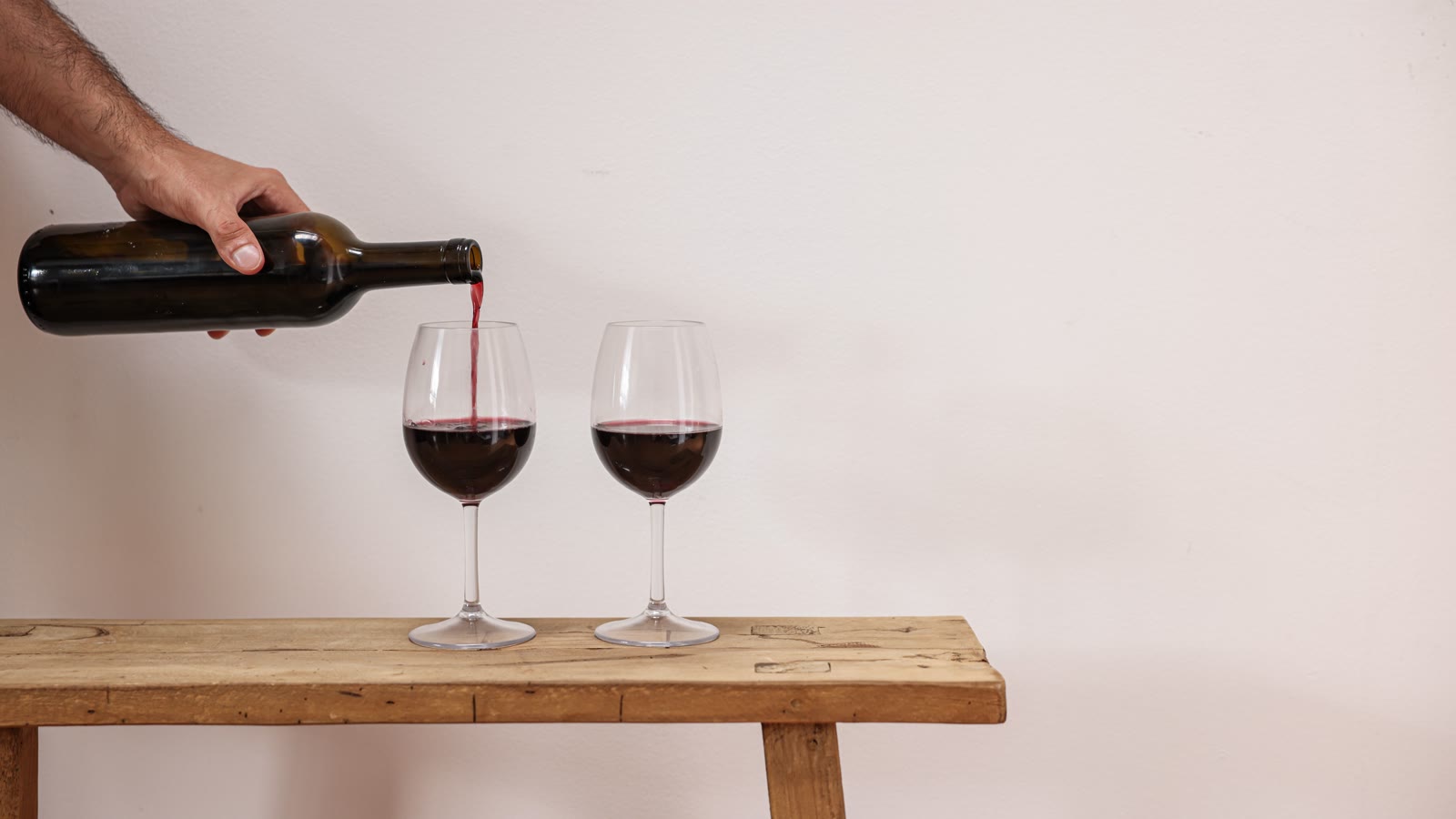 Rødvin hældes op i to glas